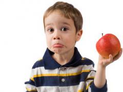 Ребенок с яблоком