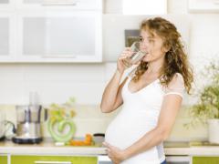 При беременности нельзя пить много жидкости