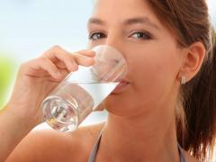 При отравлении нужно пить достаточное количество воды
