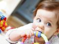 Появление первых зубов у ребенка может быть болезненным