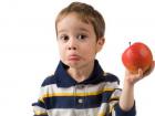 Ребенок с яблоком