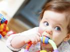 Появление первых зубов у ребенка может быть болезненным