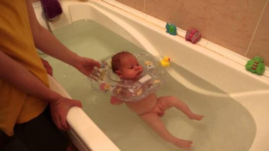 Купание ребенка в большой ванне