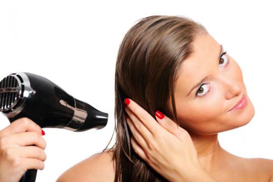 Ухудшить состояние волос могут многие внешние факторы