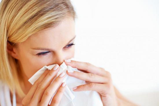 Чихание и насморк могут быть признаками аллергии