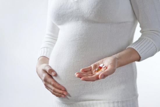 Беременным женщинам нужно быть осторожными с приемом медикаментов