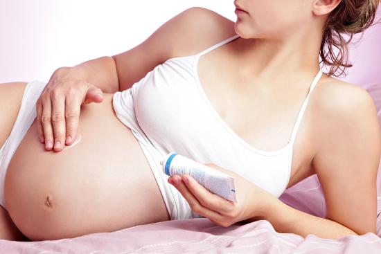 Женщины во время беременности заботятся о своей коже